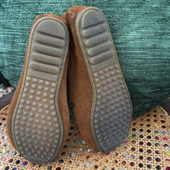 Minnetonka Tobacco Suede Peace Moc Loafer Flat Shoe - Picture 6 of 7